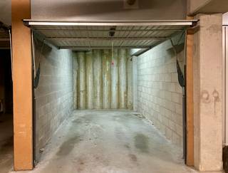 Garagebox op een boogscheut van Leuven-centrum!<br /><br />Deze ondergrondse autostaanplaats is gelegen in een zijstraat van de Tiensesteenweg, ter hoogte van de Colruyt.<br /><br />Deze ruime garagebox is gelegen op de -2de verdieping. De box heeft de volgende afmetingen: 2,60 m x 5 m. <br /><br />De box is gelegen op een uiterst gunstige locatie nabij de stad en geniet een snelle en vlotte verbinding naar invalswegen en de E40!<br /><br />Interesse? Aarzel niet en contacteer ons via thomas.vanrillaer@living-stone.be