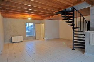 Deze instapklare halfopen bebouwing is ideaal gelegen op wandelafstand van het centrum en het station. De woning omvat op het gelijkvloers...