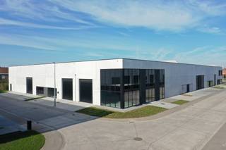 Laatste nieuwbouw KMO-unit bestaande uit 288 m² opslagruimte met 94 m² mezzanine op een perceel van 486 m². <br />Vlot bereikbaar dankzij de ligging op amper +/- 3 km van de Gentseweg (N43) en op +/- 9 km van de E17 op- en afrit 5 Waregem.<br /><br />De magazijnen (brandklasse C) zijn opgebouwd uit een robuuste staalstructuur met geïsoleerde betonpanelen en beschikken over een vrije hoogte van 7 meter. Elk pand is voorzien van een automatische sectionale poort (4 m breed x 4,5 m hoog) met een aparte loopdeur, een lichtstraat en een polybetonvloer. Door de ruime raampartijen aan de voorzijde is er de mogelijkheid om een kantoor of showroom in te richten, eventueel met een verdiepingsvloer. Elk unit beschikt bovendien over een afzonderlijke regenwaterput (10.000 liter) en privéparkeerplaatsen. Geschikt voor diverse activiteiten zoals opslag, productie, enz. Direct beschikbaar!<br /><br />Voor meer informatie of een vrijblijvend plaatsbezoek, neem contact op met Henry Van Tornhout via +32 474 13 37 93 of henry@kmovastgoed.be.<br /> 