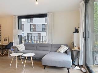 Nadine Crappéstraat 30/001: Energiezuinig appartement gelegen op rustige site, nabij invalswegen.
Indeling als volgt:
Inkomhal met vestiaire, lichtrijke leefruimte met open keuken, berging met aansluiting wasmachine, 2 slaapkamers met elk hun eigen badkamer met douche, terras, apart toilet.
Kelderberging en 1 staanplaats zijn inbegrepen in de huurprijs.
€1200 + €100 (Exclusief EGW)
Beschikbaar vanaf 01/11