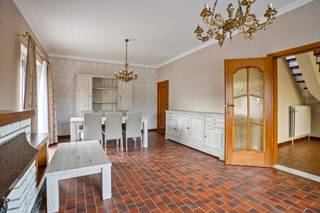 Bij het betreden van de woning komen we binnen in de inkomhal, vanwaar we verder gaan naar de ruime en lichtrijke leefruimte. Op het gelijkvloers bevinden zich daarnaast nog een apart toilet, een praktische berging en een bureauruimte die ook perfect kan dienen als slaapkamer. Achteraan ligt de keuken met een mooi zicht op de tuin.<br /><br />Op de eerste verdieping vinden we drie volwaardige slaapkamers en een kinderkamer. De zolderverdieping strekt zich uit over de volledige oppervlakte van de woning en biedt de mogelijkheid om extra kamers te creëren.<br /><br />De woning is volledig onderkelderd. Hier is ruimte voorzien voor bergruimte, een douche en parkeergelegenheid voor twee wagens. Op de oprit is er bovendien plaats voor extra voertuigen.<br /><br />Technisch:<br /><br />Verwarming op stookolie<br /><br />Recent vernieuwd en geïsoleerd dak<br /><br />Aluminium ramen met dubbele beglazing<br /><br />Voor meer informatie of een bezoek, kan u ons contacteren via 0499 30 87 87 of info@immo-bosmans.be