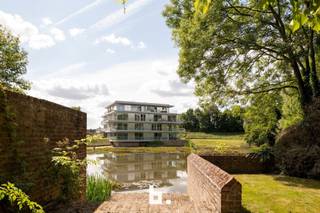 Exclusief wonen in het groen, met een architecturale verfijning die je meteen raakt.<br /><br />Goed nieuws voor iedereen die droomt van een energiezuinige, moderne nieuwbouwwoning op een uitzonderlijke locatie!<br /><br />🌿 Wonen in het groen<br />Residentie Heron bevindt zich op de voormalige site van B2Ai, verscholen in een afgesloten parktuin waar rust, licht en natuur de hoofdrol spelen. De architectuur vloeit er naadloos samen met de groene omgeving, waardoor je elke dag woont in een oase van sereniteit.<br /><br />✨ Luxe vastgoed op toplocatie<br />Deze entiteiten brengen opnieuw klasse en comfort samen in een uniek woonconcept.<br /><br />Elk appartement biedt:<br />- Ruime woonoppervlaktes<br />- Riante terrassen met zicht op groen<br />- Hoogwaardige materialen en verfijnde afwerking<br />- Optimale lichtinval dankzij grote raampartijen<br />- Maximale energiezuinigheid met moderne technieken<br /><br />De perfecte mix voor wie kiest voor duurzaam en kwalitatief wonen, vlak bij het centrum van Roeselare.<br /><br />🌱 Connectie tussen architectuur &amp; natuur<br /><br />De strakke lijnen, warme materialen en uitgekiende indelingen benadrukken telkens de verbinding met de parktuin.<br />Hier woon je niet naast het groen – je leeft erin.<br /><br />Bovendien is er de mogelijkheid tot aankoop aan 6% btw (onder voorwaarden).<br /><br />De foto’s in deze voorstelling zijn afkomstig van reeds gerealiseerde en gelijkaardige appartementen uit Fase I &amp; II. De verkoop van fase III (Blok A) werd nu recent ook opgestart. <br /><br />🚗 Extra troeven<br /><br />Mogelijkheid tot aankoop van:<br />- ondergrondse garages<br />- ondergrondse parkeerplaatsen<br />- private bergingen<br /><br />Handig, veilig en volledig in lijn met het comfort dat Residentie Heron biedt.<br /><br />📩 Interesse in Residentie Heron?<br /><br />Schrijf je nu in voor de lancering of vraag vrijblijvend meer informatie aan.<br />Dit is jouw kans om te wonen op een plek waar architectuur, luxe en natuur perfect samenkomen.