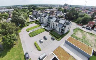 Deze zonovergoten en elegante penthouse is een echt pareltje die tot in de puntjes werd afgewerkt. <br /><br />Residentie Gaverpark ligt op wandelafstand van het centrum van Waregem alsook nabij het park Baron Casier. Dit nieuwbouwproject biedt 6 exclusieve appartementen aan, waarvan er reeds 5 bewoond zijn. <br /><br />De penthouse is gelegen op de derde verdieping en werd op plan ingedeeld als volgt:<br />Inkomhall met inbouwkasten en gastentoilet, lichtrijke woonkamer met open gashaard, open ingerichte keuken met keukeneiland, aparte bureauruimte, 2 grote slaapkamers, 2 ingerichte badkamers en 4 terrassen met unieke uitzichten. <br /><br />Extra's: open gashaard, parketvloeren, ingebouwde kasten, domotica, corianbladen,...<br /><br />Deze unieke penthouse is een streling voor het oog!<br /><br />Mogelijkheid tot het aankopen van een ondergrondse garagebox met berging en autostaanplaats.