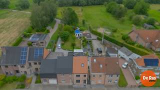 <p>EERSTE KIJKDAG ZATERDAG 20/06 VANAF 10U (ENKEL OP AFSPRAAK! 053/60.65.60)<br />NIEUWERKERKEN - Deze volledig gerenoveerde woning is gelegen in een rustige en kindvriendelijke deelgemeente van Aalst. Dankzij de centrale ligging bevinden winkels, scholen, openbaar vervoer en invalswegen zich op korte afstand.De woning werd de voorbije jaren volledig gerenoveerd en is vandaag instapklaar. <br /><br />Op het gelijkvloers beschikt u over een inkomhal met gastentoilet, een ruime leefruimte, een stijlvolle open keuken met eetplaats en een praktische berging. De raampartijen zorgen voor een leuk lichtinval en een mooi zicht op de tuin.<br />Op de eerste verdieping bevindt zich één ruime slaapkamers en een moderne badkamer uitgerust met een inloopdouche, dubbele lavabo en toilet. Via de vaste trap bereikt u de tweede verdieping waar twee slaapkamer werd ingericht.<br />Achteraan geniet u van een onderhoudsvriendelijke tuin met een ruime garage. Een absolute meerwaarde is dat de garage bereikbaar is via de achterliggende straat en bovendien beschikt over een extra private parkeerplaats.<br /><br />Ook technisch scoort deze woning uitstekend met een conforme elektrische installatie, een asbestveilig attest en een gunstig EPC. Kortom, een zorgeloze en energiezuinige woning waar u onmiddellijk uw intrek kunt nemen.<br /><br />De vermelde prijs is een richtprijs. Na ontvangst van de biedingen zal de verkoper beslissen of hij/zij de eigendom verkoopt aan het beste bod. De richtprijs is aldus niet bindend voor de verkoper. Voor meer info kunt u ons contacteren of het reglement raadplegen op onze website.</p>
