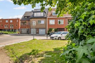 Deze instapklare gezinswoning (218 m² bewoonbare oppervlakte), is strategisch gelegen, in een rustige, doodlopende straat aan een groenzone/parkje.<br />Ze combineert kwalitatieve materialen met een doordachte indeling, maw. ideaal voor grote gezinnen die comfort, rust en een goede energieprestatie (EPC A) willen combineren.<br />De woning werd in 2024 volledig gerenoveerd en verkeerd hierdoor in een TOP toestand.<br /><br />Indeling:<br />*Kelder: droge kelder met 2 kelder lobben.<br /><br />*Gelijkvloers: een royale inkomhal, een afgesloten inpandige garagebox, een grote, open, leefruimte (salon en eetplaats) welke in natuurlijk licht baadt en hierdoor het warm, sfeervol hart van de woning vormt. Via de aanpalende keuken, kan men zich naar de achterliggende badkamer begeven (toilet, inloopdouche en lavabo).<br />Via de leefruimte kan men zich via het grote schuifraam OF via een achterdeur in de badkamer naar de zonovergoten tuin begeven.<br /><br />*1ste verdieping: een nachthal, een 2de ingerichte keuken, 2 mooie, grote slaapkamers (incl. airco's) en een ingerichte badkamer (een lavabo, een grote inloopdouche en toilet).<br /><br />*2de verdieping: een heel grote slaapkamer (met airco), en nog 2 bijkomende kinderslaapkamers. Via nachthal, kan men een spiltrap nemen naar de zolderverdieping.<br /><br />*Zolderverdieping: 1 polyvalente ruimte.<br /><br />Door haar ligging bent u zowel met de fiets op enkele minuten in het Centrum, als met de wagen aan de oprit van de R4 en/of E40.<br /><br />Mobiscore: 9,2/10<br /><br />Interesse? Contacteer Pieterjan op pw@entree.be of 0472 80 20 65
