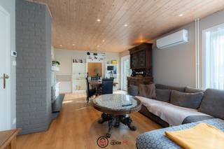 <h2><span>In de Vreedestraat 16 in Hechtel-Eksel vind je deze charmante woning te koop op een mooi perceel van 870 m².</span></h2>
De woning is gelegen in een rustige straat met weinig passage van auto's. Tegelijk woon je hier op korte afstand van het centrum van Hechtel-Eksel, waar je terecht kan voor winkels en dagelijkse voorzieningen.<br /><br />Je betreedt de woning via de inkomhal die toegang geeft tot de leefruimte. Dankzij de grote raampartijen geniet je hier van veel natuurlijk licht en een mooi zicht op de tuin. Vanuit de leefruimte heb je bovendien directe toegang tot het terras. De keuken sluit aan op de leefruimte, van hieruit bereik je enerzijds de achterhal, waar je toegang hebt tot de tuin en de badkamer met bad-douchecombinatie, lavabo en toilet. Anderzijds kom je via de keuken in de zeer ruime garage. Aansluitend vind je nog een berging, waar de aansluiting voor wasmachine en droogkast voorzien is. Vanuit de garage is er ook toegang tot een kelderruimte.<br /><br />Op de eerste verdieping bevinden zich drie slaapkamers. De volledige verdieping is voorzien van een recente laminaatvloer. Via de nachthal heb je ook toegang tot een ruime zolder, waar eventueel nog één of twee extra slaapkamers kunnen worden ingericht. Buiten geniet je van een ruime, zuidgerichte tuin met zuidgericht terras.<br /><br /><strong>Troeven van deze woning te koop in Hechtel-Eksel:</strong>

<ul>
	<li>Rustige ligging in een verkeersarme straat</li>
	<li>Perceel van 870 m² met zuidgerichte tuin</li>
	<li>Mogelijkheid tot extra kamers op zolder</li>
	<li>Ruime garage</li>
	<li>19 zonnepanelen met zonnebatterij</li>
	<li>Airco op warmtepomp</li>
	<li>Recent vernieuwd dak</li>
	<li>Nieuwe gasketel</li>
	<li>Rolluiken aan alle ramen</li>
	<li>Geen renovatieplicht</li>
</ul>
Interesse in deze woning te koop in Hechtel-Eksel? Contacteer ons via lize@optie-m.be of 0468 21 87 49 voor meer informatie of een bezoek.<br /><br />Wil je weten wat jouw woning waard is? Contacteer ons gerust voor een gratis schatting.<br />Extra informatie: ... / WG / ... / GVKR / ...