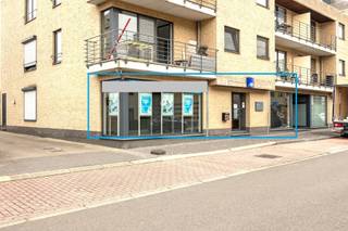 <p>Ben je op zoek naar een instapklare kantoorruimte voor jouw onderneming of vrij beroep? Deze ruimte van 82m² biedt alles om meteen van start te gaan. <br />Dit voormalige bank- en verzekeringskantoor is ingericht met vaste bureaus, ingemaakte kasten en straalt professionaliteit uit. Bovendien is er de mogelijkheid om het vrijstaand meubilair over te nemen. Het kantoor is praktisch ingedeeld in twee ruimtes met burelen en vergaderruimte. Verder is er een wachtruimte, een aparte keuken en toilet. De huurwaarde bedraagt tevens 800€/maand. Wat maakt dat dit een goed en interessant investeringsvastgoed is. Verder nog hebben we een toplocatie met een uitstekende bereikbaarheid en parkeermogelijkheden. De functionaliteit is ideaal voor advocaten, boekhouders, consultants, verzekeringsmakelaars of andere vrije beroepen. Grijp deze kans en maak van dit voormalige bankkantoor jouw nieuwe werkplek.</p>