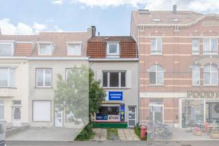 Deze woning is ideaal voor wie een combinatie zoekt van wonen en eventueel werken op een goed bereikbare locatie.<br /><br />Het gelijkvloers deed vroeger dienst als buurtwinkel, waardoor de indeling praktisch en open is opgezet. De ligging aan een drukke invalsweg vlak bij meerdere scholen zorgt bovendien voor een sterke visibiliteit.<br /><br />Via de inkomhal kom je binnen in de leefruimte met aansluitend een aparte keuken en een eetgedeelte. Op het gelijkvloers is ook een eerste badkamer aanwezig.<br /><br />Op de eerste verdieping bevinden zich twee volwaardige slaapkamers. Op de bovenste verdieping hebben we een derde slaapkamer met kitchenette en ook een tweede badkamer. <br /><br />Achteraan de woning ligt een rustig terras, perfect als buitenruimte om te ontspannen.<br /><br />Daarnaast is er een kelderberging voor extra opbergruimte en een private oprit voor de woning. <br /><br />Interesse in deze woning? <br />Neem contact op met Simon via 0471 547 642 - simon@dekeyser.immo of <br />Matthis via 0477 804 350 - matthis@dekeyser.immo