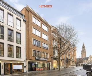 Op een absolute droomlocatie, op een steenworp van het Ladeuzeplein, bevindt zich dit recent en hoogwaardig gerenoveerde gebouw met vijf...