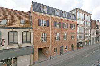 <p><span><strong>INDELING</strong><br /><br /></span></p>
<p><span>Residentie Mansum is een gebouw bestaande uit 8 schitterende appartementen in het centrum van Turnhout nabij de Grote markt (70 m wandelafstand) en winkels (Turnova op 50m). </span></p>
<p><span>Bij de opbouw in 2017 werd de aandacht gevestigd op comfort: BEN conforme bouwschil, verluchtingssysteem type D, zonwerend glas achteraan en akoestische en isolerende schrijnwerk aan de voorkant. </span></p>
<p><span>Dit resulteert in een aangenaam verblijf en lage verbruikskosten. <br /></span><span>Het app is gelegen op het 2de verdiep (rechts), bevat een bewoonbare oppervlakte van 90m² en beschikt over een private inkomhal met tegelvloer, een ruime eet-/woonkamer met een open, modern ingerichte keuken en aansluitend een praktische berging/technische ruimte (condensatieketel, aansluiting wasmachine en het ventilatiesysteem).</span></p>
<p><span>Verder zijn er 2 slaapkamers met akoestische beglazing, een toilet (op regenwater), de badkamer met ligbad, douchekop en lavabo en achteraan een zuid-georiënteerde terras van 6m². </span></p>
<p><strong><span>Parking</span></strong></p>
<p><span>Op de privéparking achter het gebouw beschikt men over een autostaanplaats, 3 fietsplaatsen en een gemeenschappelijk afvallokaal. </span><span><span></span></span></p>
<p><strong><span>BIJZONDERHEDEN</span></strong></p>
<ul>
<li><span>bewoonbare oppervlakte van 90m²</span></li>
<li><span>CV op gas </span></li>
<li><span>bouwschil conform BEN</span></li>
<li><span>verluchtingssysteem type D</span></li>
<li><span>zonwerend glas op het zuiden</span></li>
<li><span>akoestisch isolerend schrijnwerk aan de straatzijde en akoestische prestaties in het algemeen</span></li>
<li><span>lift aanwezig</span></li>
<li><span>gemeenschappelijke maandelijkse kosten bedragen 65 euro (forfait)</span></li>
<li><span>de nutsvoorzieningen water, gas en elektriciteit zijn ten laste van de huurder</span></li>
<li><span>Onmiddellijk beschikbaar. Latere periode is bespreekbaar.</span></li>
<li><span>De abonnementen/kosten voor persoonlijk gebruik van water, aardgas, elektriciteit en telecom dienen door de huurder afgesloten/gedragen te worden</span></li>
</ul>
<p><strong><span>POSITIEVE ASPECTEN</span></strong></p>
<ul>
<li><span>topligging, op wandelafstand van de markt van Turnhout met horeca, winkels e.d. </span></li>
<li><span>openbaar vervoer is makkelijk toegankelijk, een busknooppunt bevindt zich vlakbij</span></li>
</ul>