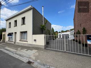 Deze eigendom is ideaal geschikt voor iedereen die nood heeft aan ruimte zowel in de woning als met de bijhorende werkplaats van 200m²Het woonhuis...