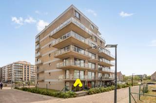 <u><em><strong>Profitez de ce bel appartement de plain-pied prêt à emménager dans la Résidence Maurice Calmeyn.</strong></em></u><br /><br />Le spacieux séjour est agrémenté d'un joli sol en stratifié et d'un mur d'accent en bois chaleureux.<br />Grâce aux grandes baies vitrées, vous avez un accès direct à la terrasse ensoleillée et agréable où vous pourrez profiter de moments en extérieur.<br /><br />La cuisine ouverte, au design moderne, s’intègre parfaitement au séjour. La cuisine est finie en blanc épuré, offre de nombreux espaces de rangement et est équipée d’appareils encastrés contemporains. Une porte en verre noir sur mesure sépare élégamment la cuisine du hall d'entrée.<br /><br />La chambre spacieuse est aménagée de manière pratique avec un grand mur de placards ouverts.<br /><br />La salle de bain dispose d'une baignoire et d’un meuble-lavabo.<br />De plus, l'appartement comprend des toilettes séparées.<br /><br />Enfin, vous trouverez un espace de rangement pratique avec une connexion pour votre machine à laver.<br />L'appartement est également équipé d'un adoucisseur d'eau avec détection de fuite intégrée.<br /><br /><strong>AVANTAGES :</strong>
<ul>
<li>Terrasse agréable</li>
<li>Situé à 300 m de la plage</li>
<li>Complètement prêt à emménager et finitions modernes</li>
</ul>
<br /><strong>Confort supplémentaire et équipements économes en énergie :</strong>
<ul>
<li>Tous les appareils à accumulation ont été remplacés par un chauffe-eau instantané efficace.</li>
<li>Les radiateurs de chauffage ont été remplacés par des éléments économes en énergie de la marque de qualité Aterno.</li>
<li>L'adoucisseur d'eau est équipé d'une détection de fuite automatique pour une sécurité accrue.</li>
</ul>
<br />Avec l'installation d'une pompe à chaleur, l'appartement peut obtenir un label EPC B favorable (156 kWh/m² an).