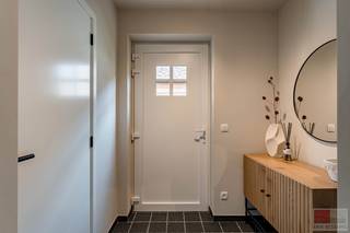 Ontdek deze instapklare en uiterst energiezuinige woning met een bewoonbare oppervlakte van 107 m². De woning verwelkomt je met een lichte en ruime leefruimte, waar een grote schuifdeur zorgt voor directe toegang tot het zonnige terras, ideaal om te genieten van een ontspannen moment buiten.<br />De halfopen keuken sluit deels aan op de leefruimte, waardoor je geniet van een aangenaam gevoel van verbinding, maar toch de nodige privacy behoudt bij het koken. Verder biedt de woning drie volwaardige slaapkamers, een verzorgde badkamer en een ruime ondergrondse garage van maar liefst 37 m² – perfect voor wagen, fietsen en extra opslagruimte.<br /><br />Residentie De Veldhoeve bevindt zich in het charmante dorp Veldwezelt, deelgemeente van Lanaken. Deze locatie staat synoniem voor rustig en comfortabel wonen in een verzorgde, groene omgeving met een uitgesproken dorps karakter.<br /><br />Dankzij de vlotte verbindingen met de autostrade geniet u van een uitstekende bereikbaarheid. De bruisende stad Maastricht ligt op slechts 10 minuten rijden, terwijl ook Lanaken, Bilzen en Tongeren gemakkelijk bereikbaar zijn.<br />Alle dagdagelijkse voorzieningen zoals supermarkten, scholen en buurtwinkels bevinden zich vlakbij, wat het wooncomfort aanzienlijk verhoogt. Ook het openbaar vervoer is goed georganiseerd, met bushaltes op wandelafstand.<br /><br />De wijk wordt gekenmerkt door haar gezinsvriendelijke en rustige karakter. De nette straten, groene omkadering en stabiele buurt zorgen voor een aangename woonervaring waar rust en bereikbaarheid perfect samenkomen.<br />Kortom, Residentie De Veldhoeve biedt het beste van twee werelden: landelijke rust met stedelijke nabijheid — ideaal voor wie comfortabel wil wonen op een strategische locatie nabij Maastricht.<br /><br />Bezichtig deze woning ook digitaal en 'loop' zelf door de woning. Kijk daarvoor op onze website of via: my.matterport.com/show/?m=HgjaRpiscLu<br /><br />INDELING<br /><br />Gelijkvloers:<br /><br />- Inkomhal met stijlvolle glazen steellook deur als eyecatcher;<br />- Apart gastentoilet (Geberit) met lavabo;<br />- Leefruimte werd bekleed met keramische parket, LG airco aanwezig (koelen en verwarmen met app functie mogelijk), TV aansluiting;<br />- Keuken met zithoek voorzien van AEG combi-oven, vaatwasser, koelkast, zwarte afgietbak (FRANKE), een Zanussi 4-pit inductievuur en een Elica dampkap, via de keuken is er toegang tot het terras;<br />- Berging voorzien van wateronderhard, aansluitingen voor een wasmachine en droogkast.<br /><br />1e verdieping: <br /><br />- Slaapkamer 1 en 2 werden bekleed met een laminaatvloer, voorzien van een Velux dakraam;<br />- Apart toilet (Geberit);<br />- Hal voorzien van inbouwkasten voor technieken slim weg te werken;<br />- Badkamer voorzien van keramische vloer, met ligbad (met douchefunctie), enkele wastafel met werkbladruimte, spiegelkast met licht;<br />- Slaapkamer 3, de masterbedroom, voorzien van airco, TV aansluiting en laminaatvloer.<br /><br />Kelder:<br /><br />- Natuursteen beklede keldertrap;<br />- Ruime kelder met plaats voor 2 wagens;<br />- Elektrisch gestuurde sectionale poort met afstandsbediening;<br />- Hoog plafond wat zorgt voor mogelijkheden om te stapelen in de hoogte;<br />- Garage geeft uit op de gemeenschappelijk van de kelder van de residentie.<br /><br /> <br />Tuin:<br /><br />- Volledig omheind;<br />- Zuidwest georiënteerd; <br />- Groot verhard terras voor minstens 6 personen comfortabel te laten zitten;<br />- Manuele zonneluifel;<br />- Buitenkraan en stopcontact voorzien;<br />- Sfeerverlichting aanwezig.<br /><br />Extra troeven:<br /><br />- Gezamenlijke regenwaterput voor toiletten door te spoelen;<br />- Vliegenhoren aanwezig (buiten de Velux dakramen);<br />- Velux dakramen hebben allen een extra gordijn ter verduistering van de kamer;<br />- Dankzij de inpandige garage stap je steeds comfortabel binnen – geen ijs meer krabben op koude ochtenden en geen natte boodschappen meer bij regenweer.<br /><br />BELANGRIJK: VME kosten zijn 83,50 EUR / maand<br /><br />Bekijk de video hier: https://www.instagram.com/reel/DQKXRAVja1J/?utm_source=ig_web_copy_link&amp;igsh=MzRlODBiNWFlZA==<br /><br />Energieprestatie en binnenklimaat (EPB-EPC)<br />Certificaat beschikbaar: ja<br />EPC certificaatnummer: 73042-G-DBA_2016001290/EP13625/A154/D04/SD001<br />Berekende energiescore : (kWh/m²): 88 kWh / (m² jaar) - A label (E peil 43) <br />Het certificaat is geldig tot en met: 13/10/2031<br />Electrische installatie: ja - CONFORM<br /><br />Informatie stedenbouwkundige voorschriften:<br />Stedenbouwkundige vergunning: ja<br />Meest recente bestemming: woongebieden<br />Dagvaarding uitgebracht: niet van toepassing<br />VOORKOOPRECHT OP DIT GOED: neen<br />VERKAVELINGSVERGUNNING: niet van toepassing<br />WATERGEVOELIG OPENRUIMTEGEBIED: neen<br /><br />Overstromingsgevoelige gebieden: <br />Perceelscore of P-score : D<br />Gebouwenscore of G-score: B<br />Ligging in Signaalgebied: neen<br />Ligging in afgebakende oeverzone of afgebakend overstromingsgebied: neen<br /><br />A:geen overstroming gemodelleerd B: kleine kans op overstromingen onder klimaatverandering C: kleine kans op overstromingen D: middelgrote kans op overstromingen<br /><br />Beschermd erfgoed<br />GEINVENTARISEERD ERFGOED: neen<br />BESCHERMD ONROEREND ERFGOED: neen