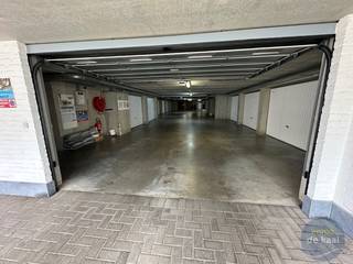 Ruime garage voor mogelijks 2 wagens van 28m² in residentie Lindenhof langs de Canadalaan in Nieuwpoort-stad.