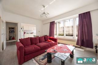 <h2><span>2-slpk appartement op centrale locatie in Berchem</span></h2><p><span>Ligging:</span><span> Dit 2-slaapkamerappartement is gelegen op een strategische en uiterst bereikbare locatie aan de Diksmuidelaan in Berchem. Dankzij deze centrale ligging bevindt u zich hier op een boogscheut van het station Antwerpen-Berchem en diverse openbaar vervoersverbindingen. In de directe nabijheid geniet u van een gevarieerd aanbod aan winkels, supermarkten en gezellige eetgelegenheden. Bovendien bent u met de wagen via de Singel en de Antwerpse Ring in een mum van tijd op weg naar het stadscentrum of de omliggende regio's. </span></p><p><span>Indeling:</span><span> U betreedt de woning via de centrale inkomhal (6,5m²), die is uitgerust met een handige berging en direct toegang biedt tot alle ruimtes. Aan de voorzijde bevindt zich de lichtrijke leefruimte (21m²) met daarnaast de functionele keuken (6,5m²). Centraal in het appartement ligt de douchekamer (2,5m²) met wc. Verder beschikt de woning over twee slaapkamers (15m² & 7,5m²), waarvan de ruime hoofdslaapkamer rustig aan de achterzijde is gelegen. </span></p><p><span>Momenteel is het appartement verhuurd aan 680€/maand, dit kan echter verhoogd worden.</span></p><p><span>De gemeenschappelijke kosten bedragen ongeveer 100€/maand incl. licht en onderhoud gemene delen alsook provisie water.</span></p><p><span>Ideaal dus om zelf te wonen of als investering.</span></p><p><span> </span></p><p><span>Troeven:</span></p><p><span>- Lichtrijk</span></p><p><span>- EPC 331 kWh/m² jaar</span></p><p><span>- Huidig netto-rendement van 4%</span></p><p><span>- 68m² cfr. EPC</span></p><p><span> </span></p>