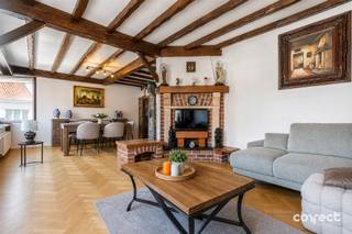 Ruime rijwoning met 4 slaapkamers, polyvalente ruimte, garage en zonnig terras.STARTPRIJS: Elk bod boven deze startprijs, wordt voorgelegd aan de eigenaars, die al dan niet kunnen in gaan op dit aanbod.Bent u op zoek naar een woning met ruimte, flexibiliteit en tal van mogelijkheden? Dan is deze verzorgde rijwoning beslist een bezoekje waard!Op het gelijkvloers vindt u een multifunctionele ruimte, die dienst kan doen als bureel- of hobbyruimte of extra slaapkamer.Dankzij de aanwezige kitchenette en sanitair is deze verdieping ook ideaal voor een inwonend familielid, zelfstandige activiteit of als aparte woonunit. Daarnaast beschikt de woning over een ruime garage met rechtstreekse toegang tot de gezellige koer en buitenberging/werkplaats.De eerste verdieping biedt een lichtrijke leefruimte met een ingerichte keuken met directe aansluiting tot het zonneterras, badkamer en praktische wasruimte.Op de 2de verdieping bevinden zich 4 volwaardige slaapkamers en een opbergzolder.Elektriciteit is conform gekeurd!Deze woning biedt heel veel mogelijkheden, ideaal als investeringspand, grote gezinnen of voor iemand die wonen en werken wil combineren!Voor meer informatie contacteer Regine: 0493 112 050 - regine@correctvastgoed.be👉 Online schattingstool: https://www.correctvastgoed.be/schatting