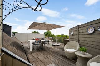Op een uitstekende locatie vlak bij het centrum van Beerzel bevindt zich deze prachtige penthouse, gelegen op de tweede verdieping van een verzorgd gebouw uit 2009. De ligging is bijzonder praktisch, met winkels, scholen, het openbaar vervoer en het centrum op korte afstand.<br /><br />Het appartement beschikt over een bewoonbare oppervlakte van ca. 97 m² en werd hoogwaardig afgewerkt en steeds bijzonder goed onderhouden. De leefruimte geniet van veel lichtinval en geeft toegang tot het ruime achterterras van maar liefst 54 m². Dit zuidwest- gerichte terras biedt een prachtig zicht op het achterliggende groen waardoor dit een heerlijke plek is om te genieten van de buitenruimte.<br /><br />De leefruimte sluit mooi aan op de praktische open keuken, die voorzien is van de voornaamste toestellen, waaronder zowel een koelkast als een diepvries. Vooraan beschikt het appartement daarnaast over een tweede terras van ca. 5 m².<br /><br />Verder zijn er twee slaapkamers, een badkamer met zowel een bad als douche en een aparte toiletruimte. De praktische indeling wordt vervolledigd door een praktische berging. Het appartement is voorzien van verschillende op maat gemaakte inbouwkasten.<br /><br />Bij het appartement hoort een ondergronde garage staanplaats en een ruime berging. Een bijzonder praktisch voordeel is dat de lift rechtstreeks naast de staanplaats stopt, wat het verplaatsen van boodschappen en andere spullen bijzonder gemakkelijk maakt. Daarnaast is er binnen het gebouw een aparte fietsenstalling voorzien.<br /><br />De gemeenschappelijke kosten bedragen ca. € 136 per maand.<br /><br />Bent u op zoek naar een hoogwaardig afgewerkt penthouse met een uitzonderlijk ruim terras, een prachtig zicht op het groen en een uitstekende ligging nabij het centrum van Beerzel? Contacteer ons via 0473/27 88 57 of neem een kijkje op www.boonstravastgoed.be.<br />Bijzonderheden:<br />• 54 m² terras<br />• Ingemaakte kasten<br />• Staanplaats en berging<br />
