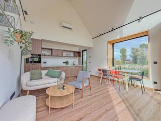 Op zoek naar een tweede verblijf of investeringsvastgoed met verhuurpotentieel te Koksijde/Oostduinkerke vlakbij natuurgebied de Doornpanne? Kom dan deze unieke en duurzame vakantiewoning met 2 slaapkamers ontdekken.<br />De woningen omvatten een gezellige leefruimte met open, ingerichte keuken. Dankzij het grote schuifraam en het knusse zitraam geniet je hier van een prachtig open zicht en overvloedige lichtinval. De woning beschikt verder over een apart gastentoilet, een moderne badkamer met douche, lavabo en geïntegreerde technische ruimte, een slaapkamer op het gelijkvloers en een ruime slaapkamer op de verdieping.<br /><br />Unieke pluspunten zijn: zonnig terras, privatieve berging, lucht/lucht warmtepomp in combinatie met zonnepanelen, energieprestatie (EPB): A, privatieve autostaanplaats op het domein mogelijk, gemeenschappelijke fietsenberging.<br /><br />Verkoop onder BTW-stelsel. Deze woning is onmiddellijk beschikbaar – contacteer ons vandaag nog voor een bezoek of meer info over het verhuurrendement.<br /><br />Neem voorsprong met een vrijblijvende en gratis schatting van uw eigendom via:<br />http://www.residentievastgoed.be/gratisonlineschatten