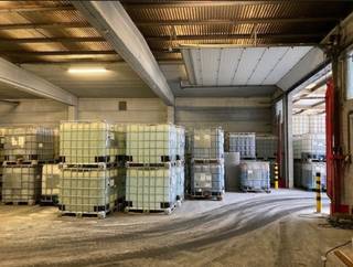 Magazijn van 1.933 m² met 2 luifels, bureel met airco en eetplaats, 2 wc’s, douchekamer en extra stockage vooraan. Voorzien van 2...