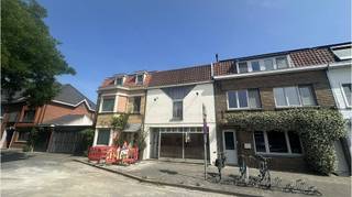 <strong>Ruim handelspand</strong> met <strong>woonst </strong>en <strong>TERRAS </strong>op een commerciele ligging in het <strong>centrum van Sint-Michiels Brugge</strong>.<br />Ideaal voor wie werken en wonen wil combineren.<br />+ Geschikt voor diverse doeleinden!<br />+ Ideaal voor vrije beroepen, kantoor of als winkelruimte!<br />+ Veel parkeergelegenheid in de onmiddellijke omgeving!<br />+ Vlotte verbindng naar de autosnelweg!<br />+ Uitstekende mobiscore van 9,2 op 10!<br /><br />Omvat op het gelijkvloers een handelsruimte van 156 m², inclusief een keuken en toilet, ruim terras en bordertuintje. Op de eerste verdieping vinden we een leefruimte en badkamer. De tweede verdieping omvat een slaapkamer en bureel. Dit pand is mogelijks onderhevig aan de renovatieplicht van niet-residentieel vastgoed, opgelegd door de Vlaamse overheid.<br />Vg,Wg,Gmo,Gvkr,Gvv<br />P-score=A G-score=A<br />#slimondernemen #leukwonen #sintmichiels #brugge<br /><br />Bruikbare vloeroppervlakte 250 m²<br />Totale grondoppervlakte 239 m²