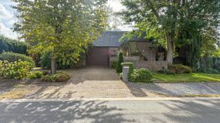 <p>Sommige woningen voelen meteen als thuiskomen. Deze bijzondere architectuurwoning in Koersel combineert ruimte, comfort, licht en karakter met een uitzonderlijk groene omgeving. Gelegen op een riant perceel van maar liefst 58 are, geniet je achteraan van een prachtig zicht op hoge bomen, een rustgevende tuin. Een plek waar het dagelijkse leven moeiteloos aanvoelt als vakantie.<br /><br /></p>
<p>De woning beschikt over een woonoppervlakte van ca. 164 m² en is volledig instapklaar. De speelse architectuur met talrijke in- en uitsprongen, grote raampartijen en veel natuurlijke lichtinval zorgt voor een uniek en sfeervol geheel.<br /><br /></p>
<p>Ook qua comfort heeft deze woning heel wat te bieden. Vloerverwarming doorheen de woning, airconditioning en een EPC-label C zorgen voor een aangenaam leefklimaat. De elektrische installatie is volledig conform.<br /><br /></p>
<p>De praktische indeling omvat drie slaapkamers en een inpandige garage. Een absolute meerwaarde is de aparte tuinkamer, momenteel ingericht als trimsalon voor honden, maar perfect bruikbaar als hobbyruimte, bureau, praktijkruimte of extra leefruimte.<br /><br /></p>
<p>Achter de woning bevindt zich de echte blikvanger: een indrukwekkend groen perceel van 60 are, met hoge bomen, volop privacy en een beek die het geheel een bijzonder rustgevend karakter geeft. Hier geniet je van ruimte, natuur en een heerlijk vakantiegevoel, gewoon in je eigen tuin.<br /><br /></p>
<p>Pluspunten:<br />- Architectuurwoning met karaktervolle, speelse vormgeving<br />- 164 m² woonoppervlakte<br />- Riant perceel van 58 are<br />- Prachtige groene tuin met hoge bomen<br />- Veel natuurlijke lichtinval<br />- 3 slaapkamers<br />- Vloerverwarming doorheen de woning<br />- Airconditioning<br />- EPC-label C<br />- Elektrische installatie conform<br />- Inpandige garage<br />- Aparte tuinkamer met diverse gebruiksmogelijkheden<br />- Volledig instapklaar<br /><br /><br />Maatregelen opgenomen in het Maatregelenregister: nee<br /><br /></p>
Een unieke combinatie van architectuur, comfort, privacy en natuur. Een woning met karakter, op een plek waar rust en ruimte centraal staan