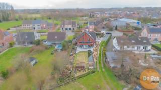 WIEZE - Lichtrijke villa met 5 slpks en 2 bdkmrs en tuin.In een deelgemeente van Lebbeke staat deze moderne en lichtrijke villa. De woning is goed...