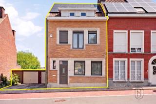 <p>Instapklare gezinswoning met 3 slaapkamers, 2 garages, ruime tuin en bouwgrond!</p><p>Deze verzorgde gezinswoning is gelegen op een perceel van 831 m² en biedt een aangename combinatie van ruimte, comfort en energiezuinig wonen. Dankzij de ruime leefruimtes, drie slaapkamers, twee garages en de volledig afgesloten tuin is dit de ideale woning voor gezinnen die op zoek zijn naar rust en functionaliteit.</p><p>Indeling: inkomhal, lichtrijke woonkamer, eetkamer, keuken, veranda en een apart toilet. Op de eerste verdieping bevinden zich twee ruime slaapkamers, een badkamer en een bureau, ideaal als thuiswerkplek of hobbyruimte. De tweede verdieping omvat een derde slaapkamer en een extra zolderberging.</p><p>De woning is bovendien volledig onderkelderd en beschikt over twee garages, waarvan één voorzien is van een sectionale poort. Op de oprit en in de straat is er parkeergelegenheid voor vier wagens. Daarbij bevinden de garages zich op een perceel bouwgrond.</p><p>Buiten geniet je van een volledig afgesloten tuin met terras, een vijver en een serre. Verder is de woning uitgerust met een regenwaterput van 5.000 liter, 14 zonnepanelen, een nieuwe boiler in de keuken en een CV-ketel uit 2024. Alle ramen werden in 2017 vernieuwd naar PVC met dubbele beglazing en rolluiken. Met een gunstig EPC-label C biedt deze woning bovendien een mooie energetische basis.</p><p>Te koop via Immo Beguin, jouw vastgoedexpert sinds 2009.<br />✉️ emmy@immobeguin.be</p>