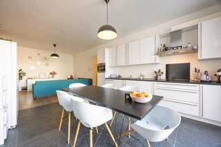 <strong>Instapklaar appartement van 77m², op de eerste verdieping, met o.a. 1 slaapkamer en terras, vlakbij de Grote Markt van Turnhout. EPC: label B (190 kWh/m²), asbestveilig en elektriciteit conform.</strong><br />
<p><strong>Ligging:</strong> Het appartement ligt vlakbij de Grote Markt van Turnhout met winkel, horeca, scholen, openbaar vervoer… op wandelafstand. Minder dan 5 minuten rijden naar de oprit van de E34, wat voor een vlotte verbinding zorgt richting Eindhoven en Antwerpen.</p>
<p><strong>Indeling: </strong>Leefruimte met open keuken, berging/wasplaats, nachthal, badkamer, slaapkamer, terras, gezamenlijke fietsen- en afvalberging. Kelderberging.</p>
<p><strong>Omschrijving: </strong>Goed onderhouden en instapklaar appartement op de eerste verdieping, aan de rustige achterzijde van het gebouw. U komt binnen in de leefruimte met links een zithoek op parketvloer en rechts de ruime open keuken op tegelvloer. De keuken is voorzien van keramische kookplaat, dampkap, koelkast, vaatwasser en combi-oven. Naast de keuken bevindt zich nog een praktische berging, welke ook dienst doet als wasplaats. Via de nachthal komt u links in de badkamer, voorzien van inloopdouche, wastafel met meubel en toilet. Aan de rechterkant bevindt zich de ruime slaapkamer voorzien van parketvloer. Het terras van 10m² is te bereiken via de leefruimte en biedt zicht op de binnenkoer. Verder beschikt het appartement nog over een kelderberging.</p>
<p>De residentie is voorzien van een gemeenschappelijke fietsenberging en afvalberging.</p>
<p>Meubels, gordijnen en verlichting zijn over te nemen, in samenspraak.</p>
<em>Bijzondere informatieplicht: in aanvraag</em>