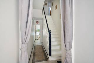 Ontdek deze authentieke en charmante, gerenoveerde hoekwoning met 3 kamers op een unieke ligging in het hart van Ieper aan de voet van...