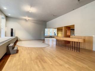 Te huur, handelspand met hoge visibiliteit op wandelafstand van het station te ZottegemOp een UITERST COMMERCIËLE LOCATIE treft u deze ideale stek om...