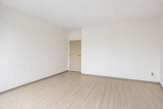 Ben je op zoek naar een ruim appartement op een centrale ligging in Bazel?<br />Zoek niet verder! Het appartement is gelegen op de derde verdieping van een kleinschalig en zeer goed onderhouden gebouw. <br /><br />Je komt het appartement binnen via de ruime inkomhal, die toegang biedt tot de lichtrijke leefruimte met open keuken.<br /><br />Verder beschikt het appartement over <strong>twee volwaardige slaapkamers,</strong> waarvan één rechtstreekse toegang geeft tot het terras.<br />De badkamer is voorzien van een dubbele wastafel en een inloopdouche.<br />Daarnaast zijn er een apart gastentoilet en een praktische, ruime berging/wasplaats.<br /><br />Als extra troeven beschikt het appartement over<strong> een lift</strong>, een afzonderlijke garage en een gemeenschappelijke fietsenberging.<br /><br />Elektriciteit conform, PVC ramen met dubbel glas en centrale verwarming op gas. <br />Bron bewoonbare oppervlakte : EPC - certificaat<br /><br />Dankzij de gunstige ligging woon je op korte afstand van winkels, scholen, openbaar vervoer en belangrijke invalswegen.<br />Ideaal voor eigen bewoning of als interessante investering.<br />Bel ons op nu 03/775.78.79.<br />Ben je ook van plan jouw eigendom te verkopen? Maak een afspraak voor een gratis schatting, wij maken er samen een succesverhaal van.