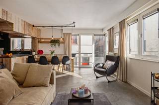 <p>Charmant appartement de 3 chambres au cœur du quartier étudiant, idéal pour cohabiter avec des amis ou d'autres étudiants. Situé à proximité des universités et des collèges, avec des cafés agréables, des restaurants, des supermarchés et des transports publics accessibles à pied. Grâce à sa situation centrale, vous pouvez facilement rejoindre le centre-ville et les principales voies d'accès.</p><p>- Idéal pour la colocation<br />- 3 chambres à coucher complètes<br />- Style campagnard agréable<br />- Emplacement central près des campus<br />- Possibilité de louer une place de parking</p><p>L'appartement est situé au 1er étage d'un immeuble bien entretenu et est accessible par des escaliers. Le hall d'entrée mène à l'espace de vie lumineux avec une ambiance chaleureuse et champêtre. La cuisine séparée est pratique et équipée de tous les appareils nécessaires.</p><p>Il y a trois chambres spacieuses, une salle de bains avec baignoire, douche séparée et un lavabo, des toilettes séparées et un débarras avec une plomberie pour une machine à laver.</p><p>Les charges sont individuelles au nom des locataires. <br />Frais mensuels : €200/mois comprenant la consommation d'eau privée, l'entretien et l'électricité des parties communes et divers.</p><p>Intéressé(e) ? Veuillez remplir vos coordonnées au bas de l'annonce sur notre site web afin que le gestionnaire du dossier puisse vous contacter dans les plus brefs délais.</p>