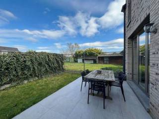 <p><span>In de charmante residentie 'De Smeed', gelegen aan de Dokter Haubenlaan in Maasmechelen, bevindt zich deze instapklare, energiezuinige woning, een absolute topper voor starters of jonge gezinnen die op zoek zijn naar comfort, licht en een centrale ligging.</span></p><p><span>Bij het betreden van de woning kom je in een inkomhal met gastentoilet, die uitgeeft op de lichtrijke leefruimte. Dankzij de grote raampartijen geniet deze ruimte van een overvloed aan natuurlijk licht en geniet je van een aangename, open sfeer. De open keuken is volledig uitgerust met een oven, inductiekookplaat met dampkap, inbouwkoelkast, vaatwasser en spoelbak. Samen met de leefruimte vormt dit het kloppend hart van de woning. Via de schuifpui heb je directe toegang tot het gezellige privatieve tuintje met recent aangelegd terras perfect om te ontspannen of gasten te ontvangen.</span></p><p><span>De woning is afgewerkt met stijlvolle keramische parkettegels en beschikt over vloerverwarming doorheen de volledige woning, wat zorgt voor een optimaal wooncomfort.</span></p><p><span>Op de verdieping bevinden zich twee ruime slaapkamers en een moderne badkamer met inloopdouche, lavabo en toilet. Daarnaast is er nog een zolderverdieping, perfect als extra stockageruimte.</span></p><p><span>Een extra pluspunt is de ondergrondse autostaanplaats met privatieve berging. De parkeergarage is vlot bereikbaar via de achterliggende Priorijstraat, wat zorgt voor extra comfort en gebruiksgemak.</span></p><p><span>Ook technisch zit deze woning helemaal goed: de elektrische installatie is conform (geldig tot januari 2041) en met een EPC-label B woon je hier energiezuinig en zorgeloos.</span></p><p><span>Kortom, een lichtrijke, energiezuinige en perfect afgewerkte woning waar je zo kan intrekken ideaal als starterswoning of slimme investering!</span></p><p><span>Voor meer informatie of een bezoek ter plaatse: contacteer ons via 0484.35.70.31 of diana@jemar.be!</span></p><p><span> </span></p><p><span> </span></p><p><span> </span></p><p><span> </span></p>