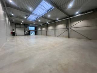 <p><span>De nieuwe bedrijvencampus <strong>"MIJNPARK"</strong> is gelegen op het industrieterrein Centrum-Zuid vlakbij de op- en afrit 29 van de E314 (Aken - Heerlen - Brussel), in het hart van Limburg.<br /><br />Op dit voormalig mijnterrein worden <strong>30</strong> duurzame en kwalitatieve KMO-units/showrooms/kantoren gebouwd met het oog op energie-efficiëntie. </span><span>Een combinatie van polyvalente en compacte panden zorgt voor een verscheidenheid aan oppervlaktes, gaande <strong>van 150m² tot 1900m²</strong>. <br /></span></p>
<p>Duurzaamheid staat centraal op deze bedrijvencampus. Duurzaamheid in de realiteit brengen is een complex verhaal, dat je niet met één modewoord kan vatten. <span>Om de ambitie van de ontwikkelaar kracht bij te zetten, zullen de gebouwen van de Mijnpark Bedrijvencampus </span><strong>BREEAM-gecertificeerd</strong><span> zijn. Dit internationaal systeem meet, beoordeelt en quoteert de duurzaamheid van de gebouwen, en houdt daarbij rekening met een 90-tal parameters. </span>Om hieraan te voldoen zijn alle panden voorzien van alle <strong>technieken.</strong><br /><br /><span>Deze unit heeft een oppervlakte van <strong>384m²</strong> op een terrein van <strong>662m²</strong> en heeft <strong>zes </strong>parkeerplaatsen voor de deur. De units worden instapklaar opgeleverd, voorzien van alle technieken zoals <strong>elektriciteit, LED-verlichting, verwarming, warmtepomp en zonnepanelen.</strong><br /><br />KENMERKEN UNIT:<br />- oppervlakte: <strong>384m²</strong><br />- parkeerplaatsen: <strong>6</strong><br />- staalstructuur met geïsoleerde wanden en dak<br />- sectionaalpoort 4m x 4m<br />- technieken: elektriciteit, LED-verlichting, verwarming, warmtepomp en zonnepanelen<strong><br />Optioneel kan er nog 50 of 100m² afgewerkte kantoren voorzien worden!</strong><br /></span><strong><br /></strong><span>Kortom, een ideale ontwikkeling voor ondernemers die op zoek zijn naar een kwalitatieve werk- of opslagplaats en daarbij belang hechten aan een goede locatie en duurzame gebouwen met uitstraling. </span><br /><span><br />Meer info: +32 (0)11 39 90 50 of info@jansenrealestate.be.</span></p>