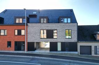 <strong>Compromis in opmaak </strong><br /><br />Dit exclusieve penthouse van ca. 160 m² is gelegen in een prestigieuze nieuwbouwresidentie aan de kerk van Strijpen en op slechts 2 km van het centrum van Zottegem. De ligging combineert rust met bereikbaarheid, met een bushalte op slechts 100 meter en alle voorzieningen zoals winkels, scholen en recreatie binnen handbereik.<br /><br />Het appartement strekt zich uit over twee verdiepingen en biedt op de eerste verdieping een royale leefruimte met open keuken, twee volwaardige slaapkamers, een stijlvolle badkamer met ligbad en inloopdouche, een afzonderlijk toilet en een praktische berging. Op de bovenverdieping bevindt zich de masterbedroom met extra zolderruimte, een tweede badkamer en een bijkomend toilet. Het zuidgerichte terras van ca. 13 m² vormt een naadloze verlenging van de leefruimte en biedt een weids uitzicht over de Vlaamse Ardennen.<br /><br />De afwerking is van uitzonderlijke kwaliteit, met maatwerk in keuken en badkamers, hoogwaardige materialen zoals Corian en kwartsiet, gelakte blokdeuren met onzichtbare scharnieren… Elk detail is ontworpen met oog voor comfort en esthetiek. Dankzij de BEN-classificatie, een uitzonderlijk laag E-peil van 13, geothermische warmtepomp met passieve koeling, ventilatiesysteem D met warmteterugwinning, zonnepanelen (4x450WP) en regenwaterrecuperatie geniet u van een uiterst energiezuinig woonklimaat.<br /><br />Bij het appartement hoort een garagebox (€32.000) en een kelderberging (€8.500), ideaal voor veilige parking en extra opslag.<br /><br /><em>Vakkundig geschilderd/ Delta Light inbouwspots/ Videofonie met gsm-connectie/ Voorzieningen voor laadpaal in garage/ Automatische zonnescreens/ Superisolerende beglazing met aluminium schrijnwerk.</em><br /><br /><strong>Verlaagd BTW-tarief van 6% mogelijk op de volledige constructiewaarde. Ook mogelijk voor investeerders als het appartement minstens 15 jaar verhuurd wordt aan een natuurlijke persoon.</strong><br /><br />Wenst u dit unieke penthouse zelf te ervaren? Neem gerust contact op via leticia@landbergh.be of bel ons op 09 225 25 24 voor een vrijblijvende bezichtiging. We verwelkomen u graag.