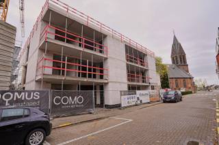 Residentie RIVA, deze appartementen zijn gelegen nabij de kerk van het gezellige Tisselt! Vooraan heeft deze residentie zicht op zowel de kanaalbrug van Tisselt / Brielenbrug als de kerk en achteraan zicht op een zuid-west georiënteerde groene omgeving. Deze locatie heeft een optimale verbinding tot de A12 Antwerpen - Brussel alsook Willebroek-Centrum! Energiezuinig wonen is hier de sleutel van het totaalconcept met het oog op rust, kwaliteit & luxe! Bent u er snel bij dan heeft u inspraak in de ontwikkeling van uw nieuwe woonst. Er zijn zowel 1, 2 als 3 slaapkamer appartementen voorzien van heel veel lichtinval! De afwerking van de appartementen gebeurt in samenspraak met de verkoper, hiervoor zijn budgetten bepaald in het lastenboek. Er is de mogelijkheid om een ondergrondse parking (s) alsook een extra berging mee aan te kopen. Elke entiteit heeft een privatief gezellig terras of tuintje en achteraan is deze residentie omgeven door een mooi aangelegd gemeenschappelijk gezellig parkje. Dit nieuwbouwproject is in aanbouw door een bouwheer met kennis, heel veel passie, een oog voor afwerking en verbruik! Zo zijn de volgende zaken reeds voorzien; geothermische warmtepomp, overal vloerverwarming dit in combinatie met bouwstenen van hoge kwaliteit en aluminium ramen! Wil u deze unieke kans niet laten voorbijgaan, boek dan vandaag nog vrijblijvend uw afspraak. Graag stellen wij u vrijblijvend alle plannen voor van deze allernieuwste parel “Residentie RIVA”. Voor meer informatie of een afspraak kan u ons bereiken op 052/41.41.94 of mailen naar info@rosiersderidder.be <br />Reeds 57% VERKOCHT<br /><br />Referentie: 5144