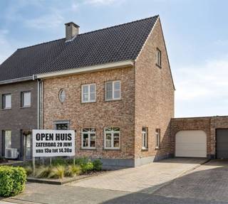 OPEN HUIS ZATERDAG 20 JUNI van 13u tot 14.30u ! Een instapklare, zeer degelijk en smaakvol afgewerkte pastoriestijl woning in een rustige woonwijk heeft jou altijd al aangetrokken? Wil je bovendien een tuin met weinig onderhoud, maar vooral om in te genieten? Hier is het allemaal. Deze zo goed als nieuwe, perfect onderhouden woning heeft een mooie open leefruimte met veel lichtinval, met eetkamer, zithoek met parketvloer, bureel, ruime, half open, ingerichte keuken met vaatwasser, koelkast, el. kookplaat met timer, combi-oven en een toog waar je gezellig van het aperitief kan genieten bv. Een granieten werkblad maakt de keuken helemaal af. Verder is er gelijkvloers een handige wasplaats met inbouwkasten en een douchekamer met wastafel en inbouwkasten, garage met el. poort en uitgietbak en een berging nabij de keuken. Via de mooie granieten trap bereiken we de verdieping: hier zijn 2 ruime slaapkamers, een ruime badkamer met ligbad en douche, en een kamertje met vaste trap naar de 2e verdieping: deze ruimte kan perfect polyvalent benut worden: u kan hier eenvoudig 2 slaapkamers creëren door het plaatsen van gyproc wand(en), als logeerruimte, voor tieners, hobby, co-housing met familie...Niet gelegen in een overstromingsgebied. P- en G-score: A. Geen erfgoed. Lees de volledige beschrijving verder op www.bols.be.Buiten is er de gezellige zuidoost gerichte tuin met pergola in tropische stijl en een zalige mancave met toog in kwartsiet. Extra: waterput 10.000 l voor wc en buitenkraan. Op 10 minuten elektrisch fietsen en op 5 autominuten ben je in het bruisende 'Baal' (Baarle-Hertog ;)), met gezellige restaurantjes, supermarkten Jumbo, A. Heyn... Okay supermarkt is op een paar autominuten (Weelde) en op 10 autominuten ben je in Turnhout. Met de fiets is dit ook gemakkelijk te doen, gezellig langs het Bels lijntje. Natuur is ook vlakbij: op 300 m van de bossen en nabij wandelroutes, natuurgebieden (het prachtige Vennegebied). Kinderen kunnen te voet naar de kleuter- en basisschool, bushalte Turnhout - Baarle is vlakbij. Je kan genieten van een kopje koffie in het 'Koffiehoekske' en lekker eten in het historische 'Spoorhuis'. Maak snel jouw afspraak voor deze charmante woning!