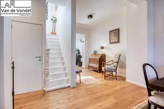 Stijlvolle, energiezuininge en luxueus afgewerkte stadswoning met tuin in hartje Aalst<br /><br />Ontdek deze prachtige, instapklare stadswoning in het bruisende centrum van Aalst – een perfecte combinatie van modern wooncomfort, verfijnde afwerking en een gezellige stadstuin. Met oog voor detail gerenoveerd, biedt deze woning drie volwaardige slaapkamers, hoogwaardige materialen en een unieke woonbeleving in een levendige, maar rustige stadsomgeving.<br /><br />Indeling:<br /><br />Via de inkomhal kom je in een lichtrijke leefruimte met open keuken. De woonkamer straalt klasse uit dankzij de warme parketvloer, ingebouwde verlichting en grote raampartijen die zorgen voor een natuurlijke lichtinval. De open keuken is volledig uitgerust met kwaliteitsvolle inbouwtoestellen en afgewerkt met luxueuze materialen – een droom voor elke hobbykok.<br /><br />Achteraan biedt de charmante stadstuin een oase van rust – ideaal om te ontspannen, te tuinieren of gasten te ontvangen tijdens zwoele zomeravonden.<br /><br />Op de eerste verdieping bevinden zich een ruime slaapkamer en een stijlvolle badkamer met douche, dubbele wastafel en ligbad. De tweede verdieping biedt nog twee ruime slaapkamers, die eveneens dienst kunnen doen als bureau of hobbyruimte.<br /><br />Troeven:<br /><br />Luxueuze afwerking met oog voor detail<br /><br />Volledig gerenoveerd – instapklaar<br /><br />3 volwaardige slaapkamers<br /><br />Stadswoning met gezellige tuin<br /><br />Energiezuinig en conform de huidige normen - EPC: B<br /><br />Centrale ligging op wandelafstand van winkels, scholen, station en horeca<br /><br />Vlotte verbinding met E40 en omliggende steden<br /><br />Meer info via info@vandevondel.be of 0497444201