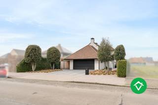 In een rustige en residentiële omgeving in Roeselare bevindt zich deze stijlvolle alleenstaande villa waar architectuur, comfort en ruimte harmonieus samenkomen. De woning werd met oog voor detail afgewerkt.<br /><br />Via de verzorgde inkomhal met gastentoilet betreedt u de woning. Op het gelijkvloers bevindt zich tevens een bureauruimte die zich perfect leent voor thuiswerk of een vrij beroep. De lichtrijke woonkamer vormt het centrale leefgedeelte van de woning en geniet van een aangenaam zicht op de tuin en het terras. De aansluitende, volledig ingerichte keuken werd praktisch en stijlvol ontworpen en vormt een uitnodigende plek om te koken. Verder beschikt het gelijkvloers over een praktische wasruimte en een ruime inpandige, dubbele garage.<br /><br />Op de eerste verdieping geeft de nachthal toegang tot vier volwaardige slaapkamers. De hoofdslaapkamer beschikt over een dressing en een eigen badkamer. Daarnaast is er nog een aparte douchekamer aanwezig, wat zorgt voor extra comfort.<br /><br />De woning beschikt bovendien over een aangename en mooi aangelegde tuin met ruim terras, waar u in alle rust kan genieten van het buitenleven. Aansluitend aan het terras bevindt zich bovendien een stijlvol bijhuis, ideaal als ontspanningsruimte.<br /><br />Deze villa combineert een kwalitatieve afwerking met een doordachte indeling en een aangename woonomgeving, waardoor ze een uitzonderlijke woonbeleving biedt voor wie op zoek is naar ruimte, comfort en klasse in Roeselare.<br /><br />Troeven op een rij:<br />- Energiezuinig met een EPC-label C<br />- Oprit en inpandige garage bieden ruimte voor meerdere wagens<br />- 4 volwaardige slaapkamer(s)<br />- Oog voor detail en kwaliteit<br /><br />Wenst u een bezoek ter plaatse? Contacteer Jeffrey via 0476 77 24 46 of jeffrey@vastgoedsinnaeve.be