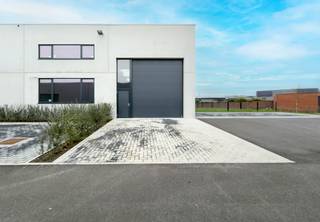 Nieuwbouw KMO-unit van 360 m² met 2 privatieve parkeerplaatsen te koop op een terrein van 399 m².Gelegen op amper 900 m van de Vichtsesteenweg, met...