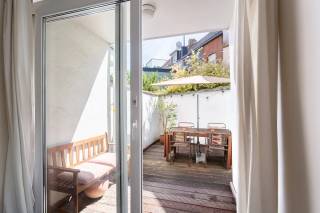 Bent u op zoek naar een instapklare gezinswoning met een zonnige buitenruimte en een uitstekende ligging? Dan is deze charmante woning in de Boomgaardstraat 324 in Berchem beslist een bezoek waard. Gelegen in een rustige, gegeerde buurt geniet u hier van een vlotte verbinding naar Antwerpen, het station van Berchem, belangrijke invalswegen, scholen, winkels en tal van gezellige horecazaken.<br /><br />De woning werd voor het laatst gerenoveerd in 2012 en biedt een aangename indeling waarbij de leefruimte, eetkamer en halfopen keuken naadloos in elkaar overvloeien. Dit zorgt voor een open en gezellige leefomgeving waar het heerlijk vertoeven is. Vanuit de woning heeft u toegang tot een ruime, zuidgerichte buitenruimte waar u de hele dag van de zon kunt genieten.<br /><br />Op het tussenverdiep bevindt zich de badkamer, uitgerust met een inloopdouche, ligbad, toilet en de aansluitingen voor een wasmachine en droogkast. Verder beschikt de woning over drie volwaardige slaapkamers. De derde slaapkamer is bereikbaar via de tweede slaapkamer en leent zich daardoor perfect als kinderkamer, dressing, bureau of hobbyruimte.<br /><br />Dankzij de solide basis, de aangename ruimtes en de gegeerde ligging vormt deze woning bovendien een interessante opportuniteit voor wie op termijn nog extra waarde wil creëren.<br /><br />Interesse in deze charmante gezinswoning? <br />Contacteer LISTED vandaag nog voor meer informatie of een bezoek via +32 3 283 51 51.<br />