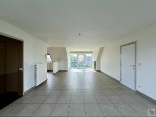 Dit ONMIDDELLIJK BESCHIKBAAR dakappartement situeert zich op de 3de verdieping van residentie “Captain Colle” en is gelegen vlakbij de dorpskernen van Wondelgem en Mariakerke. Dit instapklaar appartement (95m²) met bijhorende privatieve zolder (30m²) biedt alle comfort, heeft een pittoresk uitzicht op de Gentse voorhaven en is uitstekend gelegen op een boogscheut van Wondelgem Station en het havengebied. Dit lichtrijk appartement omvat: inkomhal (4m²) met gastentoilet (2m²), praktische berging / wasplaats (4m²), sfeervolle leefruimte (36m²) met grote raampartijen en directe toegang tot het westelijk relax–terras (6m²), halfopen ingerichte keuken (11m²) voorzien van alle toestellen, nachthal (3m²), 2 aangename slaapkamers (elk 12m²) en een ingerichte badkamer met afzuiging (5m²). Tevens beschikt deze parel nog over een handige OPBERGZOLDER (30m²) en een PRIVATIEVE GARAGEBOX (18m² - verplicht bij aan te kopen voor € 25.000) aan de voorzijde van het gebouw. TROEVEN: CV op aardgas (nieuwe condensatieketel VAILLANT) & hoogrendementsglas in PVC, elektriciteit in goede staat, eigen tellers EGW alsook nieuw afzuigsysteem (badkamer), parlofonie en Telenet aanwezig! EPC: 209 kWh/m² - VRIJ BIJ AKTE! Bel IMMOBOSS voor bezoek - 0495/265 333 - TOPPER!