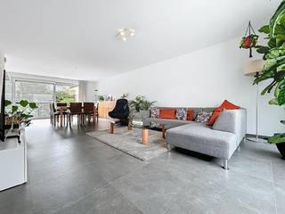 Instapklare woning (bouwjaar 2017) nabij het centrum, bestaande uit een inkomhal met gastentoilet, ruime en lichtrijke leefruimte (42m²) met eet-...