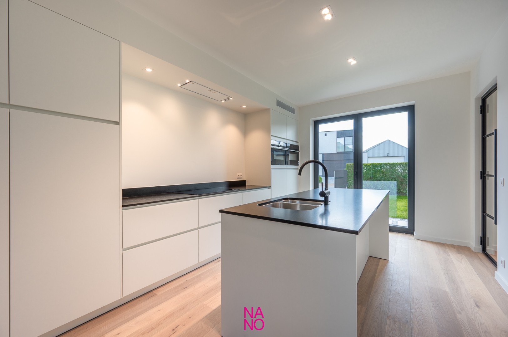 Prachtige alleenstaande en energiezuinige villa met zwembad en alle hedendaags modern comfort ( zonnepanelen, warmtepomp,... ), gelegen op een terrein van 699 m² en dit in een residentiële villawijk te Knokke-Heist. - foto 5