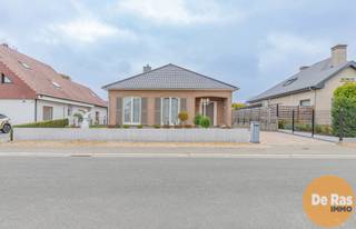 <br /><strong>HILLEGEM - Verzorgde bungalow in rustige woonwijk met alle voorzieningen binnen handbereik. </strong><br /><br />In een rustige, residentiële woonwijk treft u deze instapklare bungalow. De woning geniet van een uitstekende bereikbaarheid, met scholen, winkels en openbaar vervoer op wandelafstand, terwijl invalswegen zich in de directe omgeving bevinden.<br /><br />Dankzij de investeringen zoals het plaatsen van een condenserende gaswandketel, alsook de totaalrenovatie van dak met bijhorende isolatie, resulteert in een gunstig EPC waarbij er GEEN renovatieplicht van toepassing is. Eveneens is de woning volledig asbestveilig! <br /><br />De woning is voorzien van een inkomhal met vestiaire en apart gastentoilet, ruime woonkamer met haard, leefkeuken, praktische keukenberging, nachthal met apart toilet, drie slaapkamers en recent gerenoveerde badkamer. Overigens nog een inpandige garage en zéér ruime bergzolder, die mogelijks ingericht kan worden naar extra woonruimte. <br />Achterliggende tuinzone is voorzien van extra parkeergelegenheid, buitenberging en een aangenaam terras wat het hier aangenaam vertoeven maakt.<br /><br />Recentelijk werd de voortuin met oprit volledig aangepakt, kortom een TOPPER binnen zijn categorie. <br />Pand beschikbaar in onderling overleg.<br /><br />info en bezoek: 053/60.65.60.<br />De vermelde prijs is een richtprijs. Na ontvangst van de biedingen zal de verkoper beslissen of hij/zij de eigendom verkoopt aan het beste bod. De richtprijs is aldus niet bindend voor de verkoper. Voor meer info kunt u ons contacteren of het reglement raadplegen op onze website.