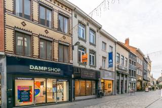 In het centrum van Halle op een commerciële topligging : <br />karaktervol gebouw met handelsruimte en instapklaar woonst .<br />Op het gelijkvloers: handelsruimte (30,00m²), berging / wasplaats / technische lokaal (14,00m²), toilet; <br />Op de eerste verdieping: woonkamer / eetplaats met ingerichte keuken (33,50m²), mooie badkamer (7,50m² - lavabo, inloopdouche en toilet)<br />Op de tweede verdieping: 2 slaapkamers (15,00m² / 15,00m²),<br />Verder: zolder ( 25,00m² - bereikbaar met vaste trap), kelder<br />Buitenschrijnwerk PVC dubbel glas (met rolluiken op het gelijkvloers <br />Centrale verwarming op gas (Condensatieketel - VAILLANT)<br />EPC: 394 kWh/m² - label : D<br />Perceeloppervlakte: 0a 62ca - kadastraal inkomen: 1.688 EUR (NG)<br />Nutsvoorzieningen: water, gas, elektriciteit, aircos (2x), <br />Stedenbouwkundige inlichtingen aanwezig op kantoor