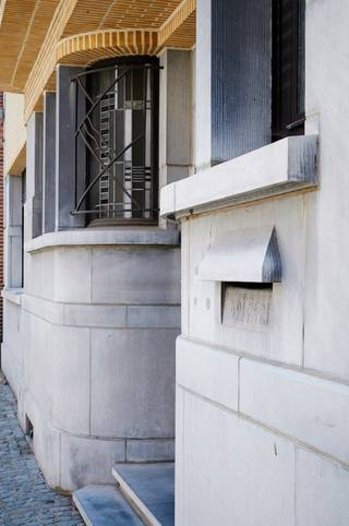 Ontdek Residentie Salus, gelegen in het hart van Lokeren. Deze grondig gerenoveerde dokterswoning biedt luxe en energiezuinige 2-slaapkamerappartementen met ruime terrassen aan. De historische gevel is zorgvuldig behouden gebleven, waardoor het gebouw een unieke uitstraling heeft. Het project bestaat uit 6 BEN (Bijna-Energie-Neutraal) appartementen. De naam "Salus" is niet zomaar gekozen; het verwijst naar de Romeinse godin van gezondheid en welzijn, wat perfect past bij de oorsprong van het gebouw.<br />Naast de appartementen is er ook de mogelijkheid om een autostaanplaats bovengronds, een fietsenberging en een kelderberging bij te kopen. Dit zorgt voor extra comfort en gemak.<br /><br />De Schoolstraat in Lokeren staat bekend om haar vredige sfeer omgeving. Deze locatie biedt het beste van beide werelden: de rust van de natuur gecombineerd met de nabijheid van alle nodige voorzieningen. Of u nu houdt van een ontspannen wandeling in het park, een fietstocht langs schilderachtige routes of gewoon wilt genieten van de stilte, de omgeving van de Schoolstraat biedt het allemaal.<br /><br />De prijzen van de appartementen liggen tussen 448.000 en 464.000 euro excl. BTW. Kelderberging, fietsenberging en autostaanplaats te koop voor 45.000 euro. De twee panden op het gelijkvloers zijn reeds verkocht.
