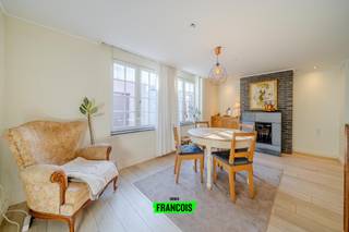 In het hart van de dorpskern van Zarren, een charmante deelgemeente van Kortemark, bevindt zich deze bijzonder gezellige en instapklare...