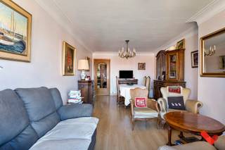 <p>Gelegen aan de begeerde Koning Albertlaan in Kessel-Lo biedt dit solide appartementsgebouw met 4 units, van elk een 80 m², en 20 garageboxen een zeldzame investeringsopportuniteit. De locatie garandeert vlotte bereikbaarheid én blijvende aantrekkingskracht voor bewoners of huurders.<br /><br /><br />De Koning Albertlaan ligt in een residentiële en tegelijk levendige buurt van Kessel-Lo, vlakbij Leuven. Deze ligging combineert rust met bereikbaarheid: winkels, scholen en openbaar vervoer bevinden zich op wandelafstand. Het station van Leuven, sportfaciliteiten en het Provinciedomein liggen op een boogscheut, wat de aantrekkingskracht voor zowel bewoners als huurders versterkt. Dankzij de nabijheid van grote invalswegen (E314, Tiense- en Diestsesteenweg) is dit een bijzonder strategische locatie voor wie wil wonen of investeren in de directe rand van Leuven.<br /><br /></p>
<p>Het gebouw is structureel in goede staat, maar vraagt om een opfrissing. Zowel de appartementen als de garageboxen kunnen met een gerichte renovatie worden opgetild naar een hedendaags niveau dat aansluit bij de huidige marktvraag.<br /><br /></p>
<p>Voor ontwikkelaars biedt dit pand stevige herontwikkelingsmogelijkheden, bijvoorbeeld via opsplitsing, verhuring of reconversie. Particuliere investeerders vinden hier een solide basis voor een mooie en stabiele meeropbrengst.<br /><br /></p>
<p>Kortom: wie vandaag durft te investeren in een gebouw met toekomstwaarde, legt hier de basis voor een sterk rendement. Ideaal voor wie visie heeft én kansen herkent op een toplocatie als deze.<br /><br /><br />Voor meer info en voor het bekijken van de mogelijkheden, contacteer: bvm-vastgoed op 016 23 21 45 of via info@bvm-vastgoed.be .</p>
<p></p>
<p></p>