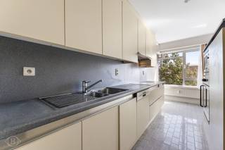 <strong><span>In hartje Leuven vindt u dit ruime appartement met drie volwaardige slaapkamers, een aangenaam terras en een gunstig EPC-label B. Dankzij de praktische indeling en de royale ruimtes biedt deze eigendom de ideale opportuniteit voor wie een appartement volledig naar eigen smaak wil inrichten, zonder renovatieverplichting. </span></strong>Het appartement beschikt over een lichtrijke leefruimte, een aparte keuken, drie volwaardige slaapkamers, een badkamer en een gastentoilet. De functionele indeling biedt tal van mogelijkheden om het appartement af te werken volgens uw eigen woonwensen. De ligging is een absolute troef. Winkels, scholen, openbaar vervoer, het station van Leuven en belangrijke invalswegen bevinden zich op korte afstand, waardoor u geniet van een uitstekende bereikbaarheid en alle voorzieningen binnen handbereik. De elektriciteit wordt individueel afgerekend. De kosten voor gas en water worden beheerd via de syndicus en afgerekend op basis van een maandelijkse provisie. <strong><span>Dankzij de combinatie van ruimte, een centrale ligging en een gunstig EPC-label B vormt dit appartement een uitstekende keuze voor zowel eigen bewoning als investering. </span></strong>Contacteer ons voor meer informatie of een bezoek via <strong><span>info@homies.be</span></strong> of <strong><span>016 22 82 22</span></strong><strong>.</strong>